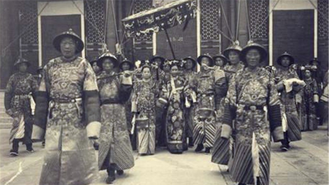 八国联军|慈禧当年和光绪皇帝西逃的时候，他们大概带了多少人？