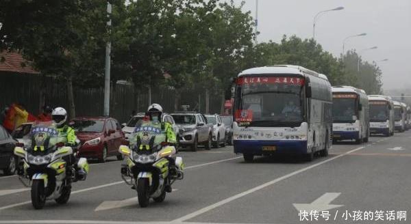  烟台交警|搞笑段子：晚饭之后躺在沙发上玩手机，手机快没电了，就喊老公