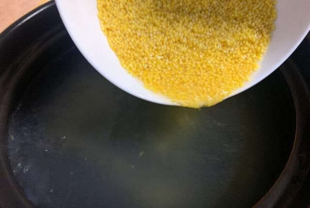 『切记』煮小米粥时,切记不要直接下冷水,掌握3个技巧,米油多,粥更香