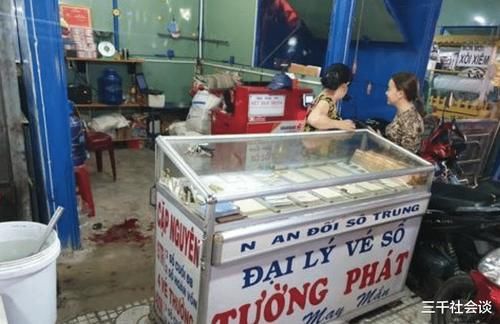 女子|女子去彩票站兑奖被告知是假的，随后叫来朋友将店主的右手砍断