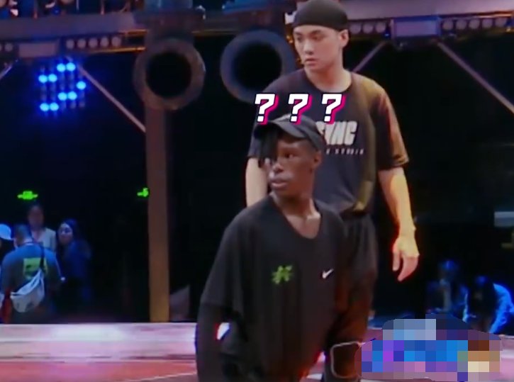  兴起|《街舞3》彩排，王一博上蹿下跳玩得兴起，摆pose暴露腿毛