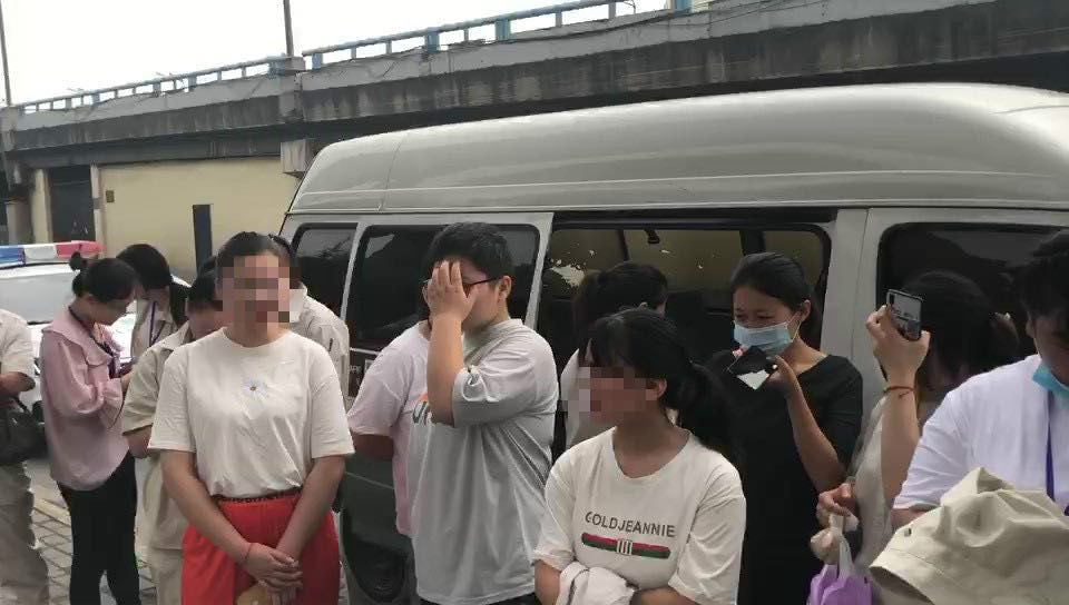  高峰|“小面包”PK“大公交”！核载6人我敢超载200%，装19人赶早高峰……