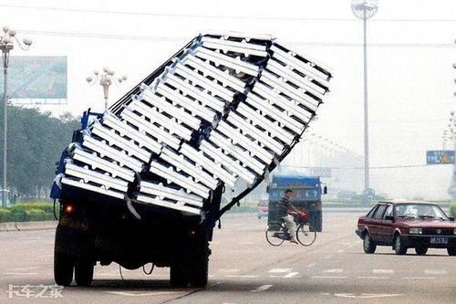  交警|卡友夫妇超载被抓抱怨倒霉，交警：被我查到是幸运，出事故就惨了