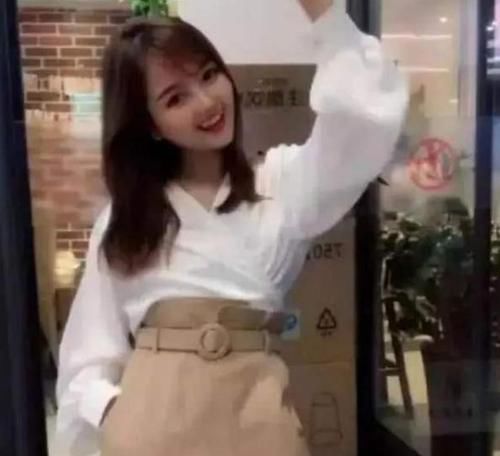  孩子的身高|130cm“袖珍女孩”走红，长相甜美，身姿曼妙，网友：还以为有170