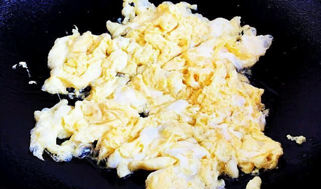  道菜|大厨带来花菜新吃法，3种蔬菜加1把盐炒一大盘，营养美味好下饭