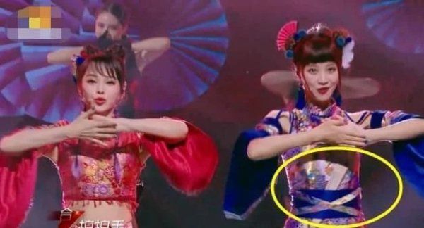  不少观众|有种“心机”叫蓝盈莹, 别人扇子都粘在腰上, 她却偏偏与众不同