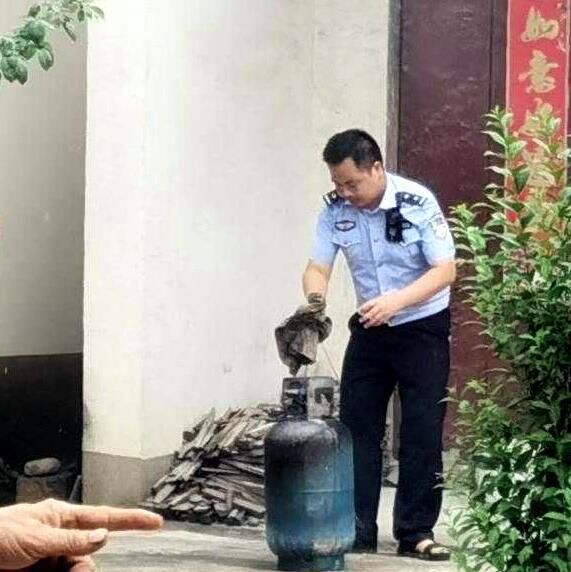  不止|液化气罐起火，泄气不止，随时爆炸 大火已从厨房烧到客厅