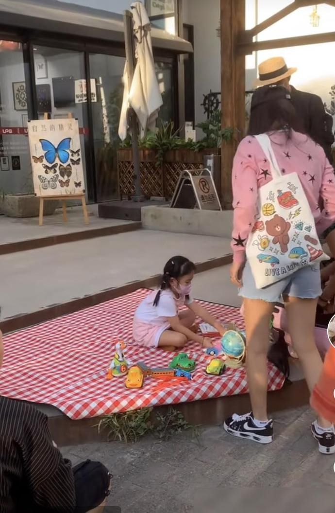 夫妇|5岁饺子摆摊卖二手物品，摊位前挤满顾客，包贝尔夫妇全程跟随