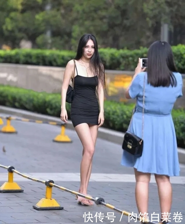 大气|路人街拍,美女穿细格纹设计的吊带紧身裙,显得大气又优雅