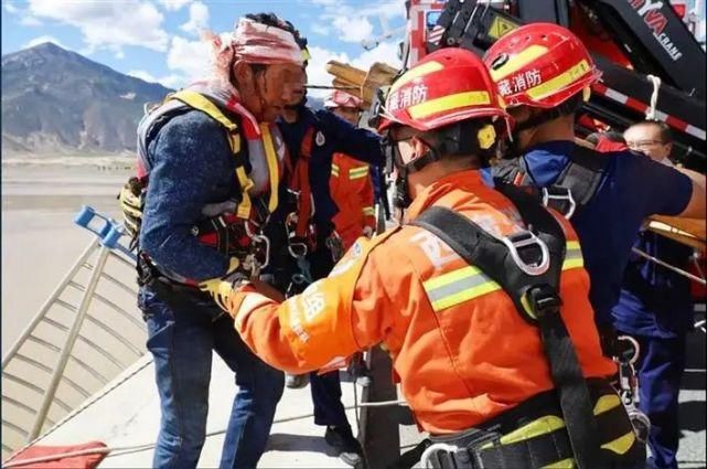  全车|行车千万要注意啊！一司机因疲劳驾驶全车3人坠入雅鲁藏布江！