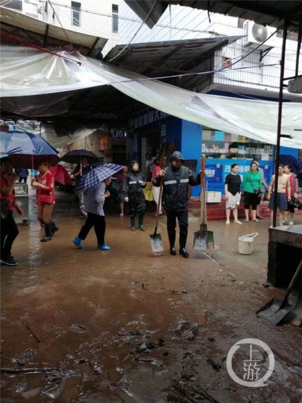 河流|万州再发暴雨红色预警！ 雨有多大？河流明显涨水，多地积水被淹……降雨仍将持续