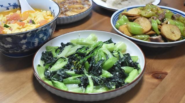 白菜心|?晒母女俩午餐,经济又美味,有荤有素吃得香,网友:确定是亲妈