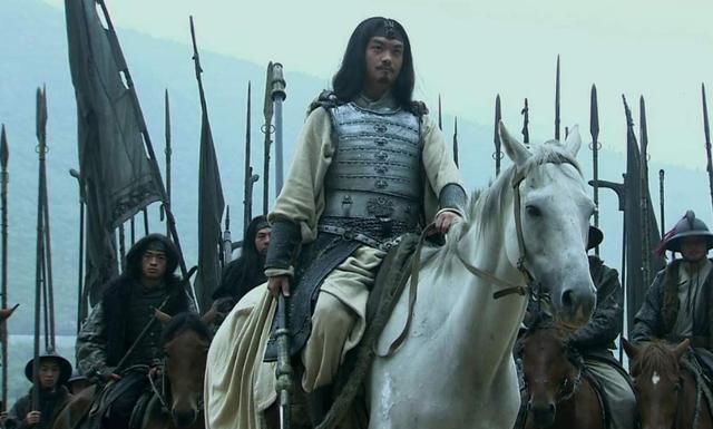  董卓|讨伐董卓时，除了关羽，当时还有谁可以斩华雄？马超可以吗？