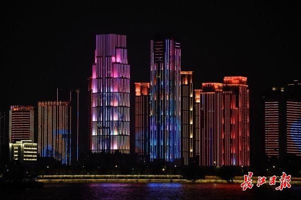 震撼|全城点亮!武汉流光溢彩向她表白,场面震撼