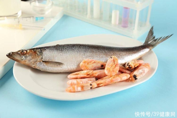 为啥老年人摔一跤就骨折(为啥老年人摔一跤就骨折？50岁后，3种营养要舍得补，强筋健骨)