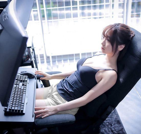  伊织|日本COSER伊织萌拍摄电竞椅代言美照 女孩子打游戏也超猛