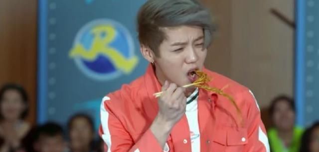  敬业|Baby有多敬业？玩游戏裙子被吹起一角！她的下意识动作堪称教科书