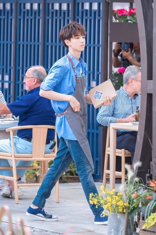  作秀|王俊凯回归《中餐厅》，谁注意他穿啥鞋？干活还是作秀很明显