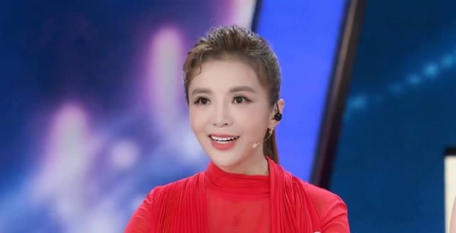  主持|央视主持朱迅上班太萌，穿粉色长裙跳无价之姐，忘记动作全场欢呼