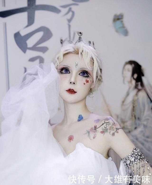 迪丽拉|真人芭比打哈欠，刚好被拍了下来，嘴巴都快裂开了？