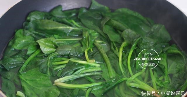 吃法|我家最爱的菠菜吃法,不炒也不拌,又香又软,一次一斤不够吃