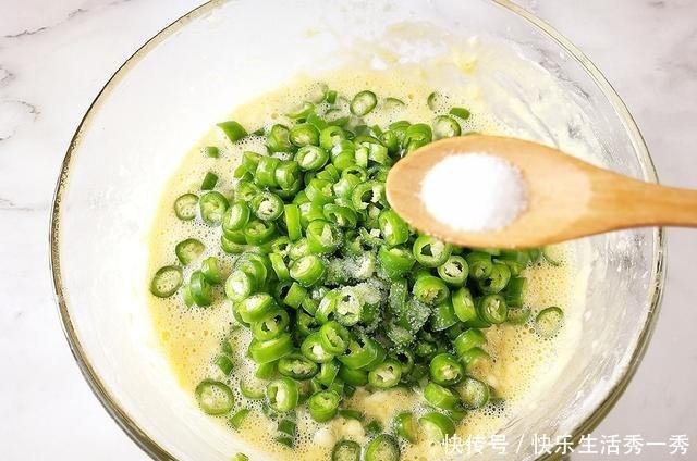 样食|原来青椒炒鸡蛋还能这样做,简单家常,多加1样食材,下饭特香