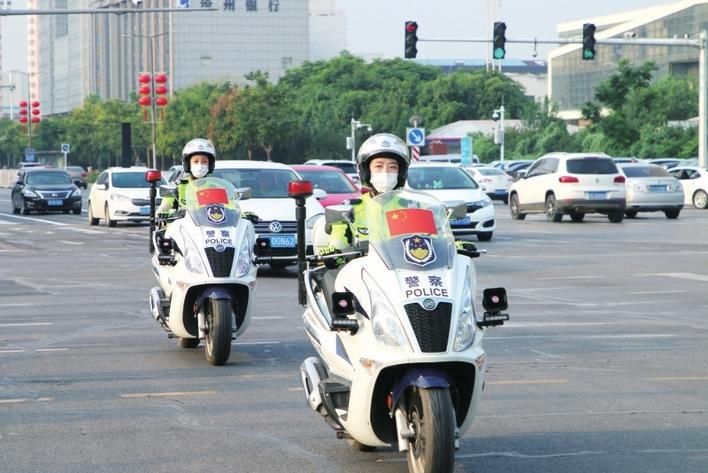 女子|河北邯郸女子骑警促文明出行