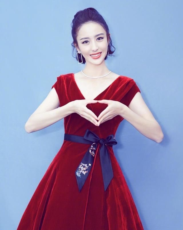  显白|黑黄皮就不能随心所欲穿衣？参考佟丽娅的选色技巧，让你显白N倍