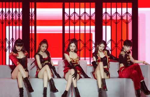  舞台|李斯丹妮和万茜粉丝因投票内讧，被吐槽不知感恩，姐妹关系破碎？