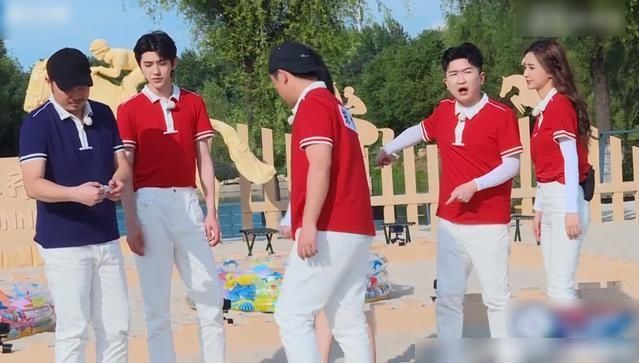  撑起|跑男团成员都规矩坐着，唯有郭麒麟撑起了伞，不愧是“大小姐”