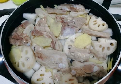  冬瓜|排骨冬瓜莲藕汤的做法，简单易学，加1味料，更香更好喝