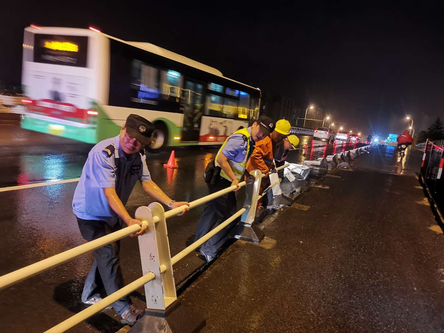 民警|“黑格比”来袭！大风当街玩起多米诺骨牌，巡逻民警及时扶起数十米隔离带