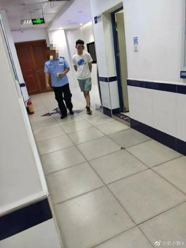  闯入|警方通报：女租客洗澡时强行闯入的男舍友被拘了