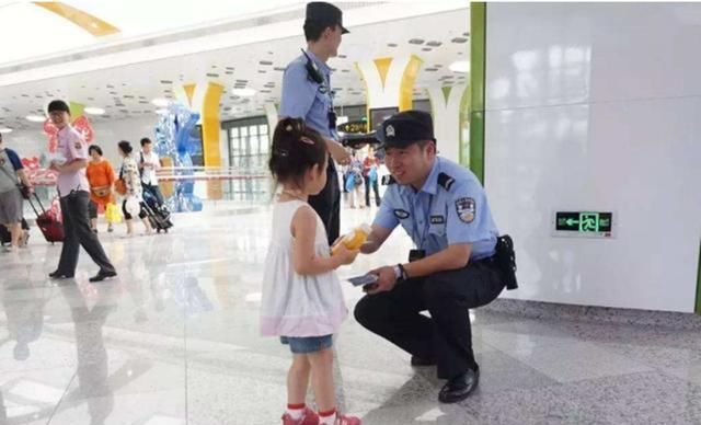  纪先生|3岁小女孩与爸爸在商场走散，当她说出爸爸名字，民警忍不住笑了