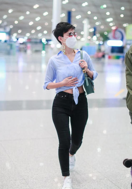 搭配|卢靖姗越看越美,穿基本款短裤参加活动,多看两眼就移不开视线