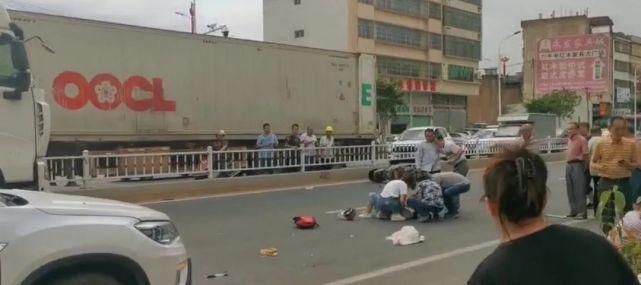 摩托|事发环城路!一辆SUV款轿车与摩托发生碰撞,两人受伤……