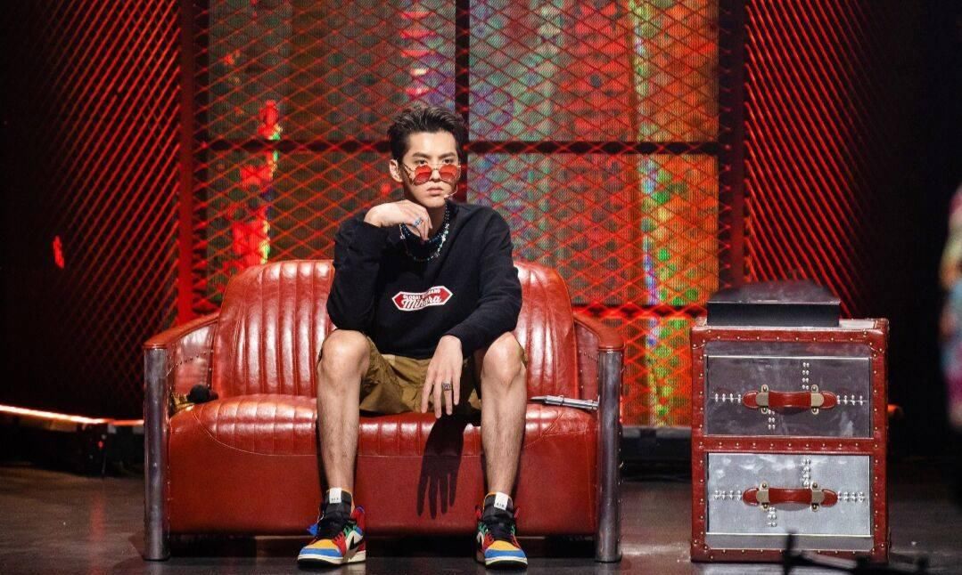  潘玮柏|吴亦凡在《中国新说唱》上脚AJ1 Mid！潘玮柏选择AJ4“黑白巅峰”！