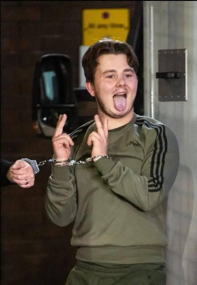 青少年|三名青少年杀警后获轻判,还冲记者扮鬼脸