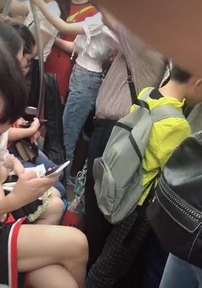 让座|地铁上残腿女孩被逼让座，10后的一句话火了，网友：教养最为重要