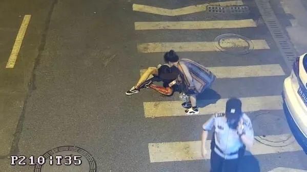 街头|深夜，前男友街头捅伤现男友