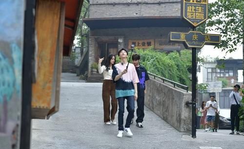 娜娜|欧阳娜娜参与新综艺录制,拍摄路透图流出,这腿是认真的吗?