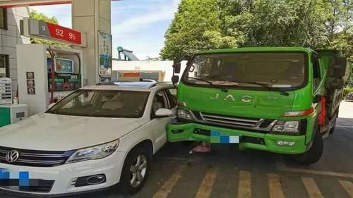  4S店|事故后接20多个修理厂电话，司机纳闷：手机号是怎么泄露的