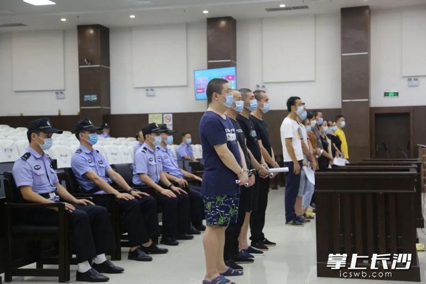 刚处购进成|一瓶名酒，只有瓶子是真的！家族式造假窝点被端，14人获刑