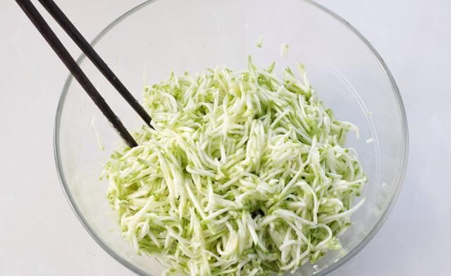 发酵|不揉面不发酵,用饺子皮做水煎包,皮薄馅大倍儿鲜美,当早餐正好