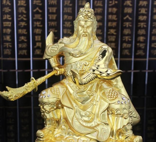 坟墓|大雨冲出一座古墓，墓中只有一个头颅，网友：大家都拜错了地方