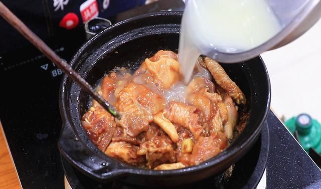 饭店|炖鸡时，有人焯水、有人直接炖？教你饭店的1招，鸡肉更香更有味