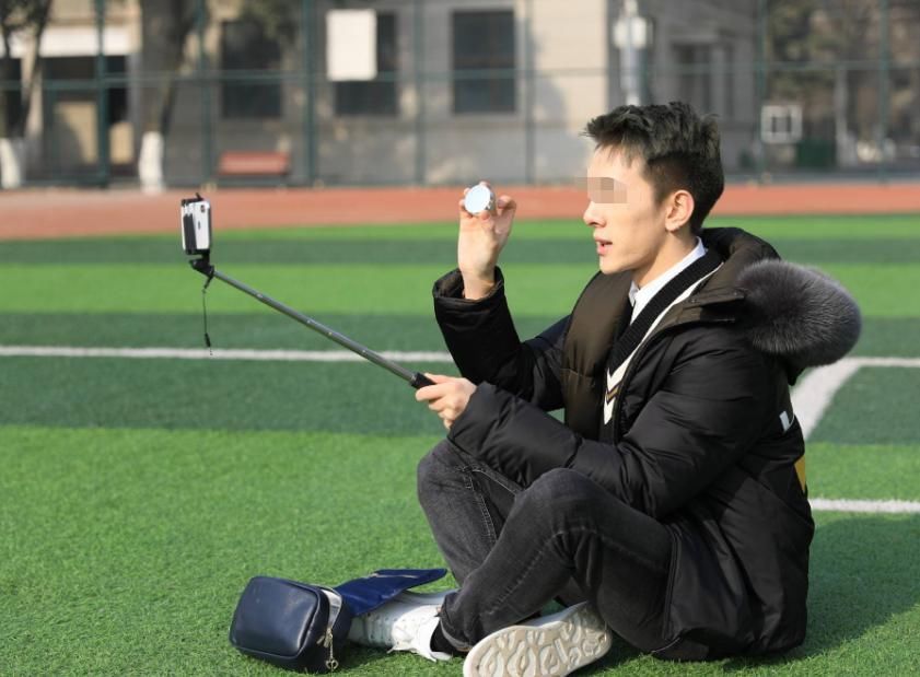  指责|女子骑摩托车违章，仗着有百万粉丝指责交警，还进行直播