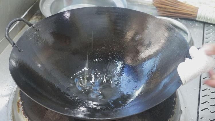 鲜辣|大厨分享线椒焖鲤鱼的经典做法,鲜辣开胃无腥味,好吃又下饭