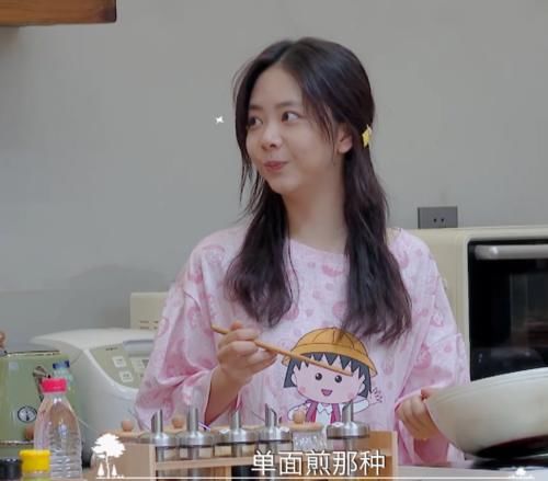  兄妹|谭松韵想吃煎鸡蛋，张新成主动帮忙，却煎的不太好，松韵的安慰暖心了