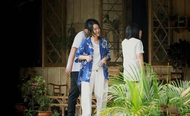  女士|周迅首封惊世而来，黑白大片难掩出尘姿容，网友：热心市民周女士